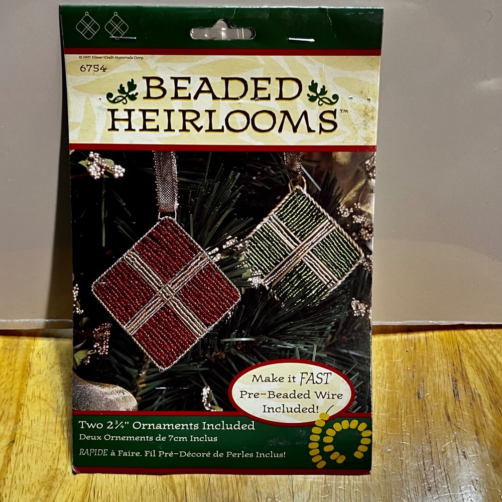 Fibre-Craft 2.75in Beaded Heirlooms Ornament Kit 6754 Red Green Gift Box 1997